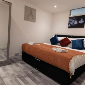 3 bedrooms Flat -wifi-parking-8people-babycot-15min to Pepys park